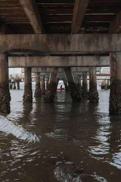 Eine Vertikale Aufnahme Des Sockels Einer Alten Brücke Über Das — Stockfoto