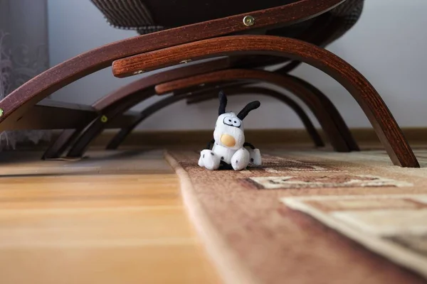 Cão Brinquedo Branco Tapete Sob Cadeira Madeira — Fotografia de Stock