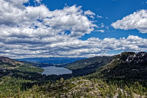 Lago Tahoe Fundo Das Montanhas Rochosas Cobertas Florestas — Fotografia de Stock