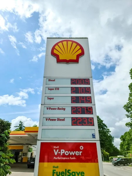 Visualización Precios Una Gasolinera Marca Shell Con Precios Gasolina Muy —  Fotos de Stock