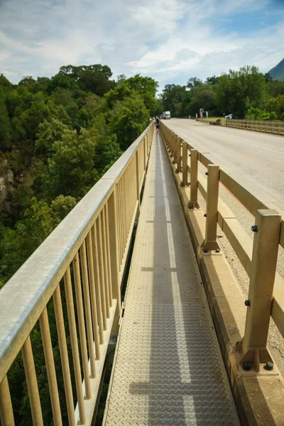 Colpo Verticale Linea Ponte Bloukrans Con Autostrada Cielo Sfondo Alberi — Foto Stock