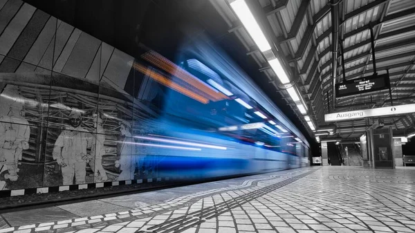 Een Metrostation Met Felle Lichten — Stockfoto