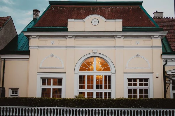 Fachada Uma Antiga Casa Estética Com Estilo Janela Arqueada Luz — Fotografia de Stock