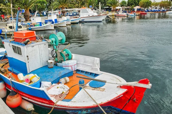 Una Hermosa Toma Barcos Pequeño Puerto Pesquero Livadi Isla Serifos — Foto de Stock