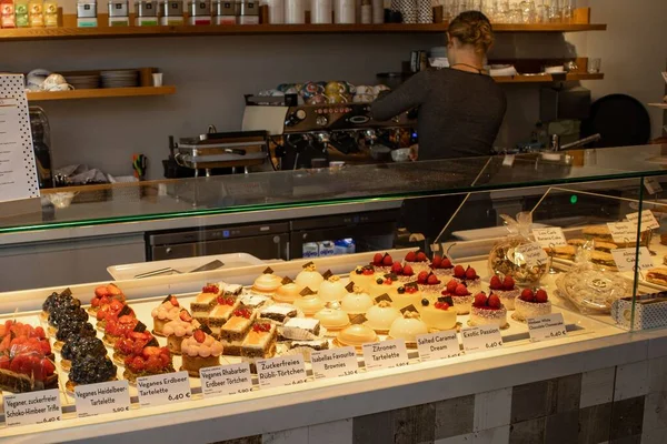 Schöne Desserts Werden Einer Glasvitrine Ausgestellt Hintergrund Bereitet Eine Frau — Stockfoto