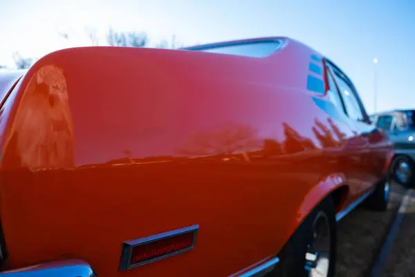 赤いヴィンテージ車のトランクの低角度ビュー — ストック写真