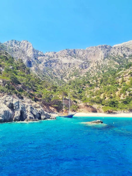 Blaues Segelboot Vor Bergen Apella Strand Karpathos Griechenland — Stockfoto