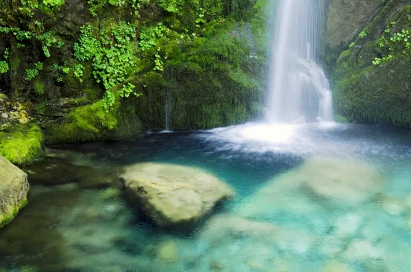 Beautiful Shot Waterfall Flowing Turquoise Water — Stock Photo, Image