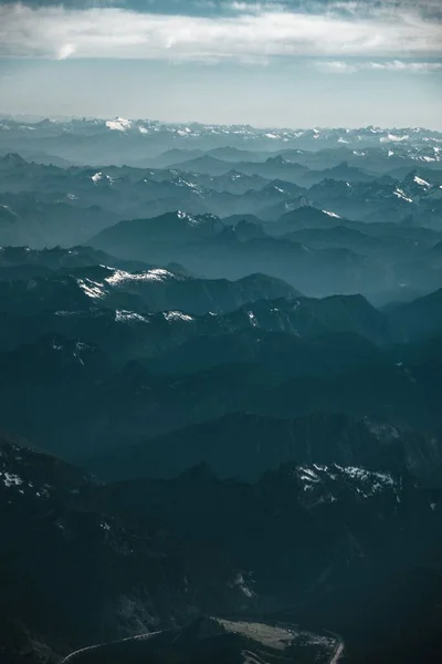 Чудовий Краєвид Скелястих Пагорбів Вкритий Сонячними Променями Північних Каскадах — стокове фото