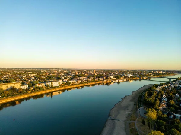 Flygfoto Över Floden Rhen Med Omgivande Lummiga Träd Och Byggnader — Stockfoto