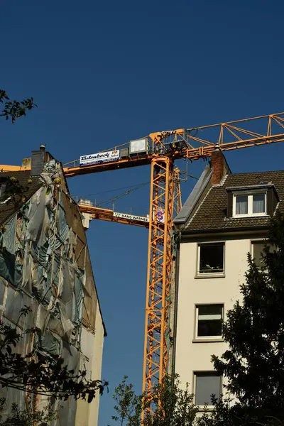 Guindaste Entre Dois Edifícios Demoliu Uma Casa — Fotografia de Stock