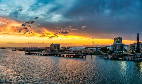 Statek Wycieczkowy Wypływający Port Brisbane Australii Podczas Burzy Zachodzie Słońca — Zdjęcie stockowe