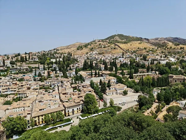 Una Vista Aérea Del Paisaje Urbano Granada Con Exuberantes Árboles — Foto de Stock