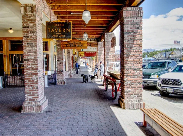 Crowdy Street Brick Columns Dogs Cars Benches Hanging Tavern Sign — Stock Photo, Image