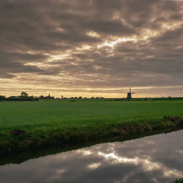 Een Landschap Uitzicht Een Prachtig Weelderig Groen Veld Omgeven Door — Stockfoto