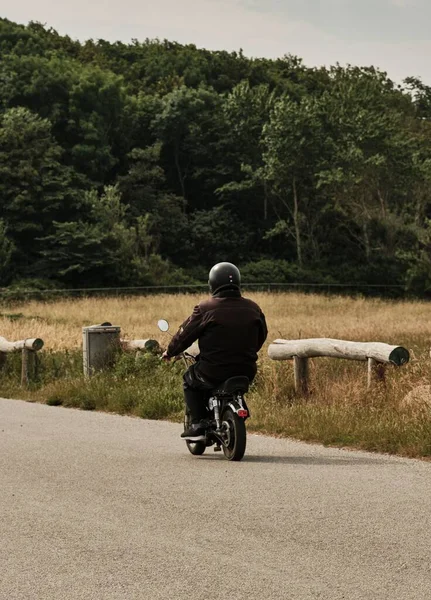 Ένα Κάθετο Πλάνο Ενός Άνδρα Που Οδηγεί Motocycle — Φωτογραφία Αρχείου