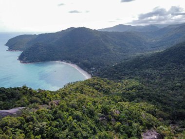 Tayland 'da yeşillikle kaplı Koh Phangan adasının kuş bakışı görüntüsü.