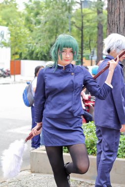 Ho Chi Minh, Vietnam 'daki Cosplay Festivali' nde anime karakteri gibi giyinmiş Asyalı bir kadının dikey görüntüsü.