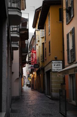 İtalya 'nın Stresa kasabasının ana caddelerinden birinin dikey görüntüsü bina ve evlerle dolu