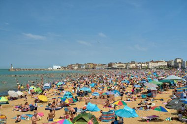 Thanet, Kent, İngiltere 'de bir yaz günü kalabalık Margate plajı.