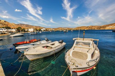 Yunanistan 'ın Serifos adasındaki Livadi köyünün limanında demirlemiş güzel bir tekne manzarası