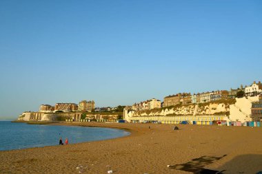 Sabahın erken saatlerinde, Broadstairs, Thanet, Kent, İngiltere 'deki Viking Körfezi' nde.