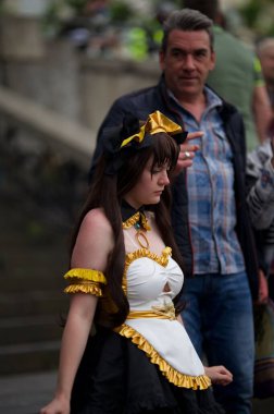 Düsseldorf, Almanya 'da Japonya' yı kutlayan insanların dikey çekimi