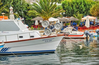 Yunanistan 'ın Serifos adasındaki Livadi köyünün limanında demirlemiş güzel bir tekne manzarası