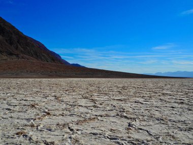 Ölüm Vadisi Milli Parkı 'ndaki badwater havzasının üzerinde parlak bir gökyüzü.