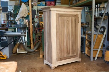 Marangoz atölyesinde bir antika dolabı.