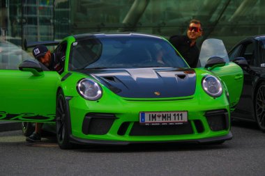 Yeşil Porsche 911 GT3 RS