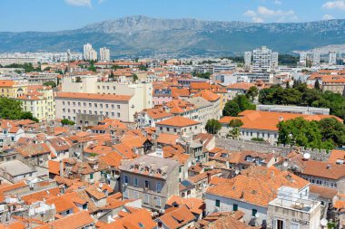 Hırvatistan 'da güneşli bir günde kırmızı çatılı binalarla muhteşem bir Split şehri