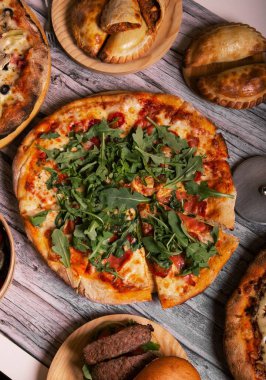 Peynirli pizzanın dikey üst görüntüsü.