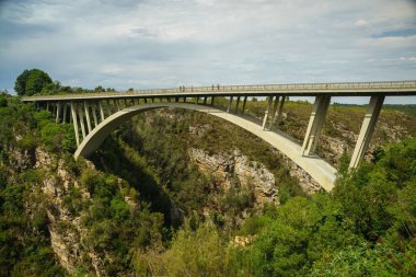 Güney Afrika 'da yürüyen insanlarla Bloukrans Köprüsü' nün tam görüntüsü