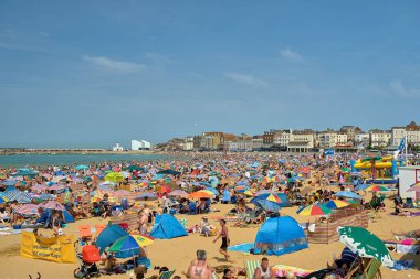 Thanet, Kent, İngiltere 'de bir yaz günü kalabalık Margate plajı.