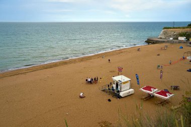 Viking Körfezi 'nin kumlu sahilindeki bir cankurtaran istasyonunun yüksek açılı görüntüsü.