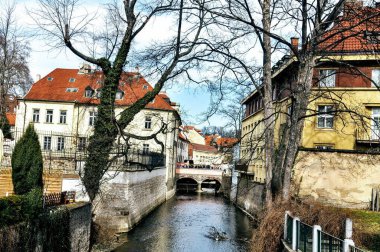 Çek Cumhuriyeti Prag 'daki eski evler arasında akan güzel bir nehir manzarası