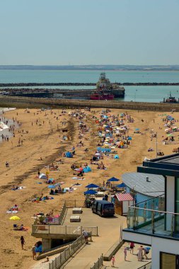 Bir yaz günü Thanet, Kent, İngiltere 'de Ramsgate Main Sands' in dikey görüntüsü.
