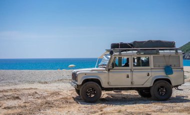 Arnavutluk sahilinde bir kamp karavanı (Gjipe plajı))