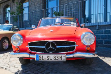 Mercedes 190 SL Cabrio, 50 'lerden kalma kırmızı elbiseli roadster Köln' deki eski gösteri, ön manzara