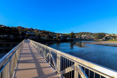Gerroa Güney Kıyısı NSW Avustralya 'daki Eğri Nehir üzerinde modern bir yaya köprüsü.