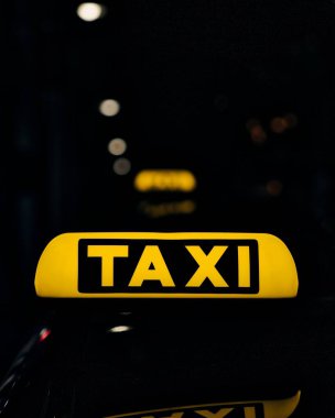 Geceleri sarı taksi arabasının çatı tabelaları.