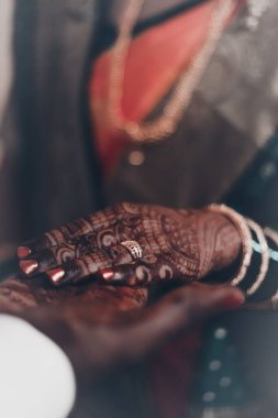 Törende el ele tutuşan Hindu bir gelin ve damadın dikey çekimi.