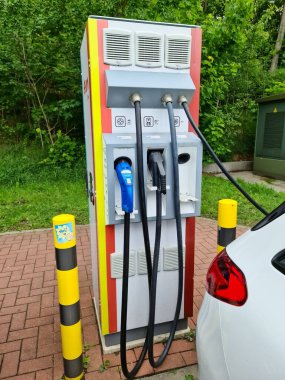 Alman otoyol servis alanında bir elektrikli araba şarj istasyonu.