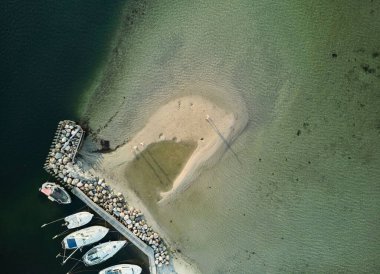 Güzel ada ve tekneler üzerinde bir hava aracı manzarası