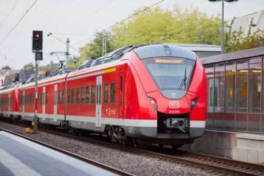 Almanya, Geilenkirchen 'deki bir istasyona kırmızı bir DB treni geliyor.