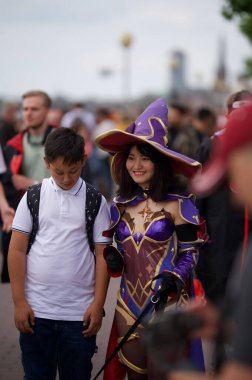 Düsseldorf, Almanya 'da Japonya' yı kutlayan insanların dikey çekimi