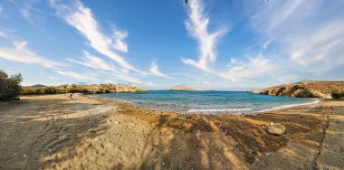 Yunanistan 'ın Folegandros adasındaki Kiklad kompleksinde güzel bir Livadi plajı.