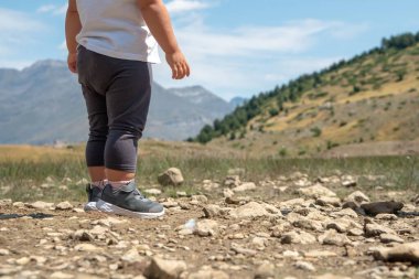 Kopya alanı olan bir atlı arka planda küçük bir kızın vücuduna yakın plan.