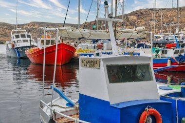 Yunanistan 'ın Serifos adasındaki Livadi köyünün limanında demirlemiş güzel bir tekne manzarası